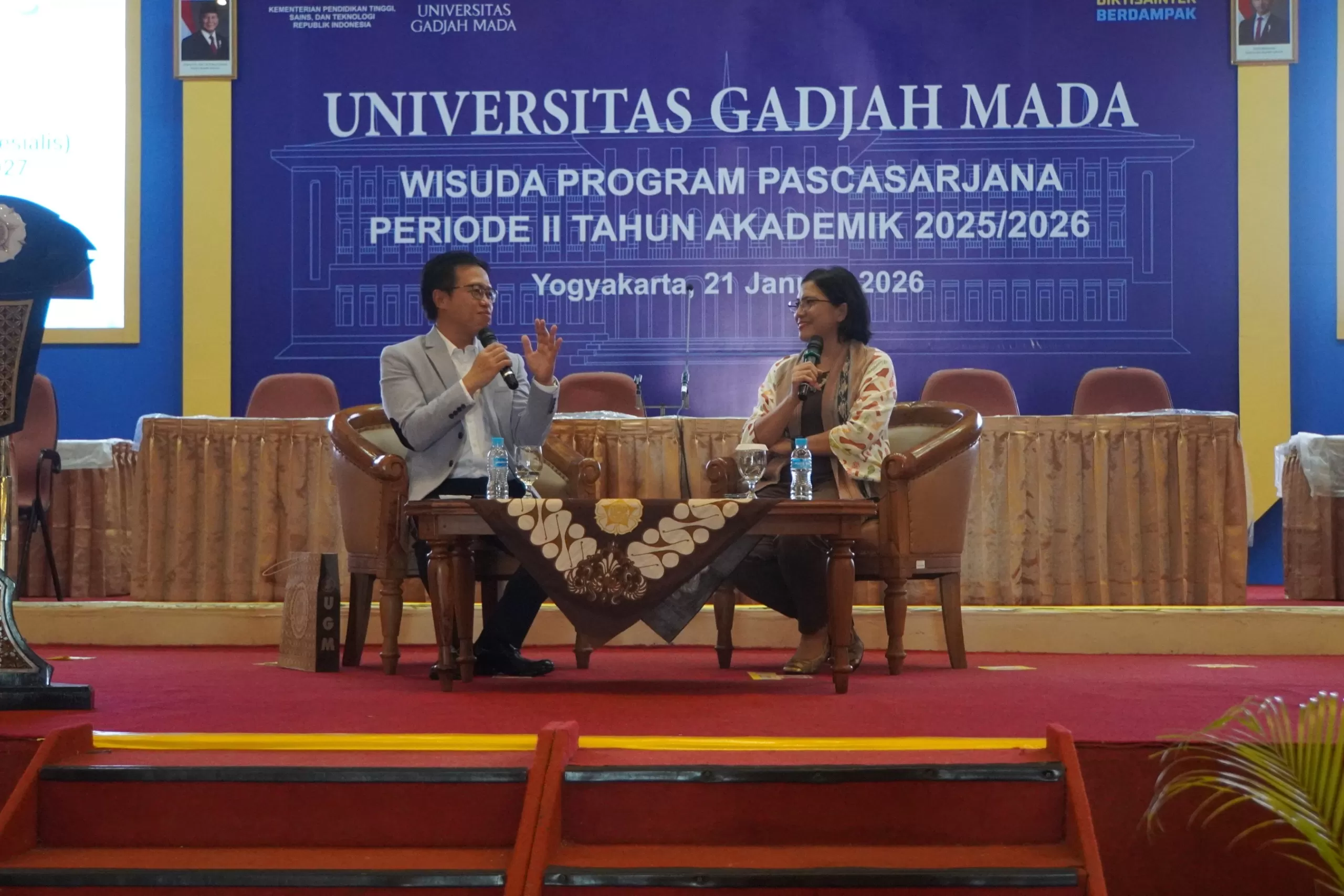 Direktur Keuangan PHE, Bayu Kusuma Dewanto (kiri) saat menjadi pembicara dalam acara Pembekalan Calon Wisudawan Program Pascasarjana Universitas Gadjah Mada Periode II Tahun Akademik 2026/2027. (Dok. PHE)