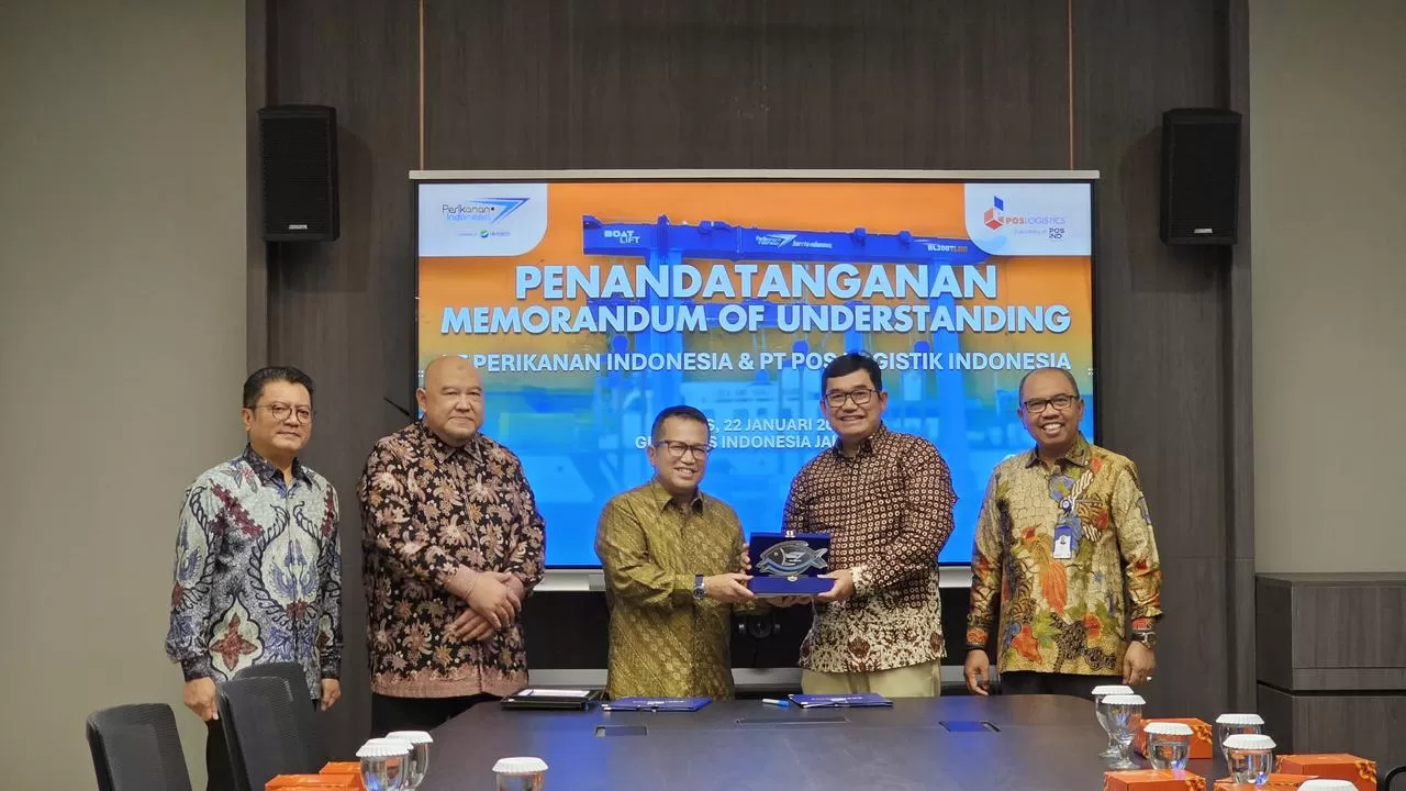 PT Perikanan Indonesia menandatangani MoU dengan Pos Logistik untuk memperkuat layanan logistik terpadu dan daya saing industri perikanan. (Dok. PT Perikanan Indonesia)