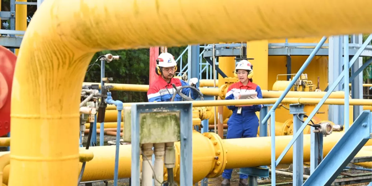 Pekerja Pertamina melakukan pemeriksaan rutin pada instalasi pipa. Kuatkan komitmen budaya keselamatan, Pertamina luncurkan inisiatif SWA (Stop Work Authority). (Dok. Pertamina)