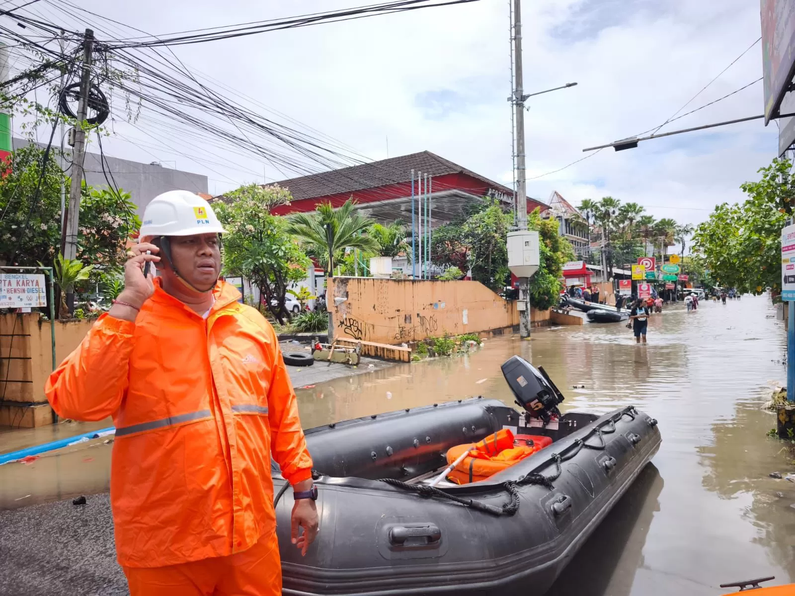 Cuaca ekstrem diperkirakan hingga akhir Januari 2026, PLN membagikan tips keselamatan listrik saat hujan lebat dan banjir agar masyarakat tetap aman. (Dok. PLN)