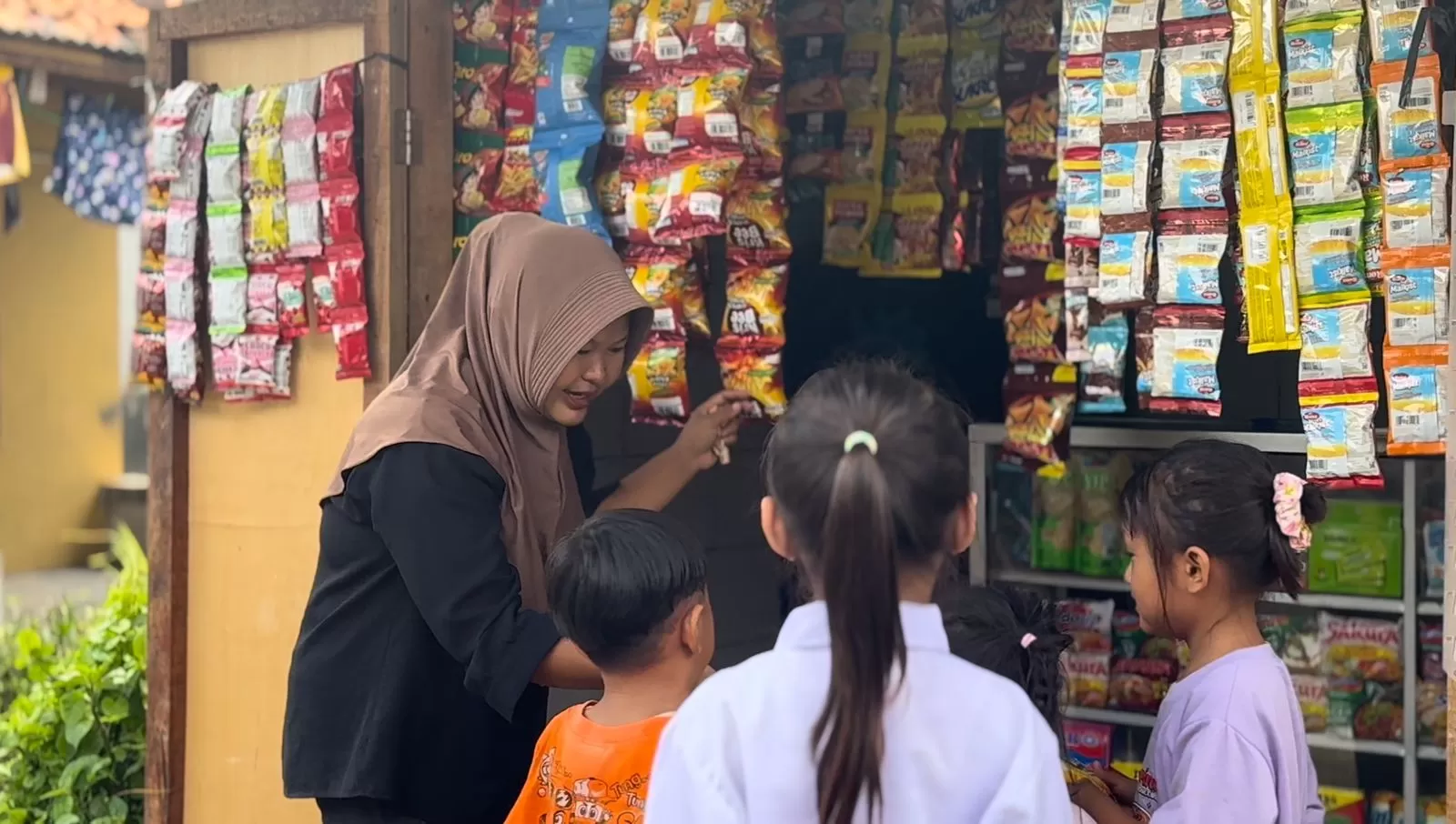 Marni, nasabah PNM yang berhasil memanfaatkan fasilitas HOME Syariah untuk menjadikan hunian sebagai penguat ekonomi keluarga. (pnm.co.id)