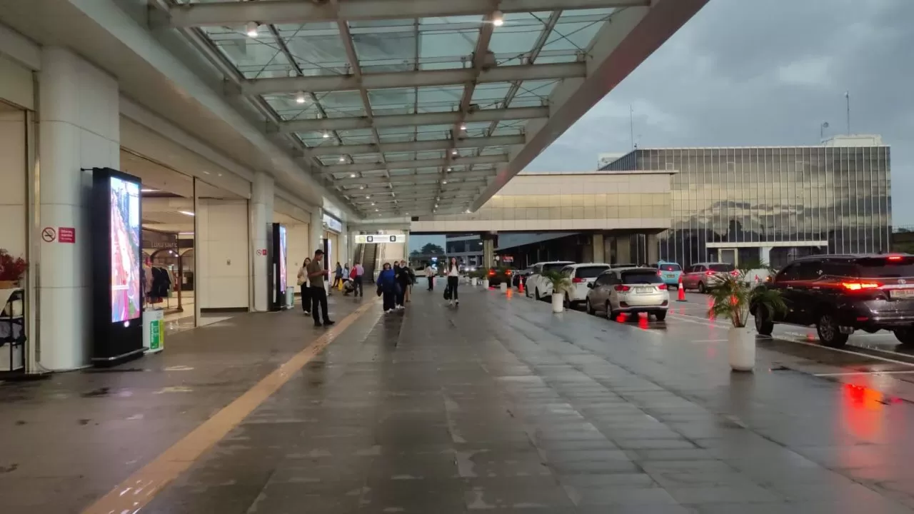 Hujan deras di Jakarta bikin akses ke Stasiun Whoosh tersendat. KCIC sarankan pakai exit tol Halim atau LRT agar perjalanan tetap lancar!
