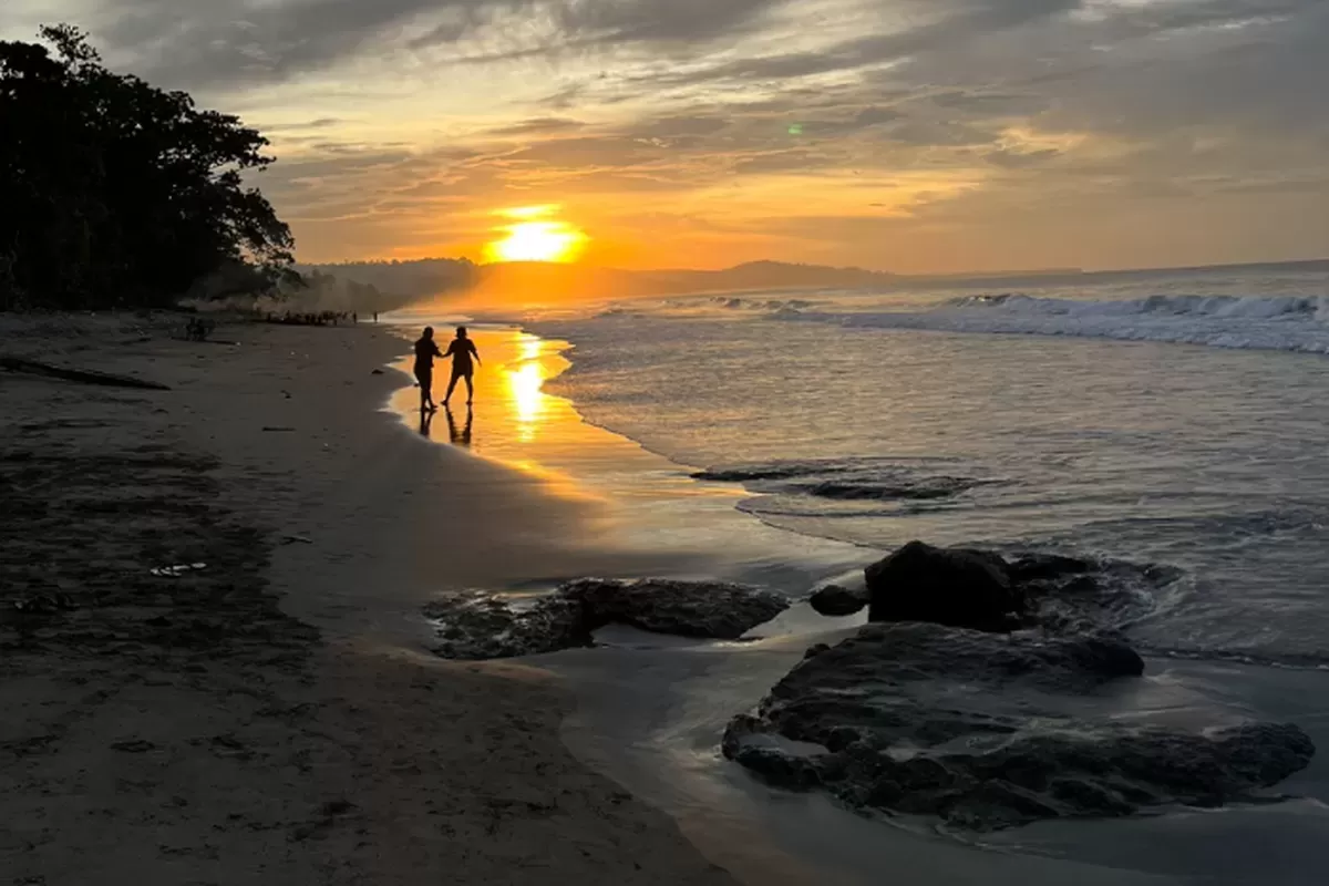 Matahari terbenam di Pantai Amban, Manokwari, Papua. (Twitter/@MooMeeSmile via terasinfo.id)