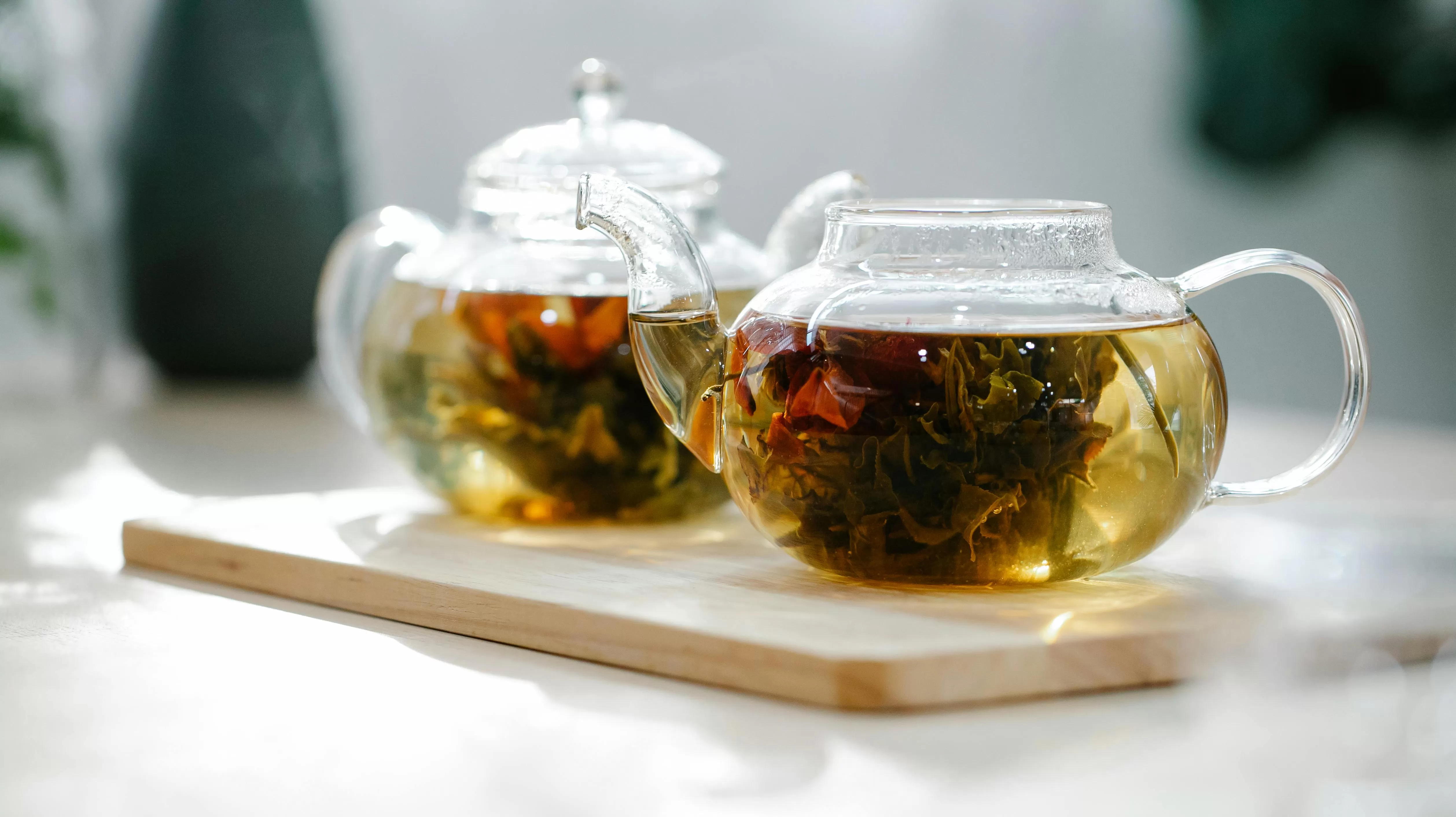 Ilustrasi. Artisan tea yang disajikan dalam teko gelas. (Pexels/Anna Pou)