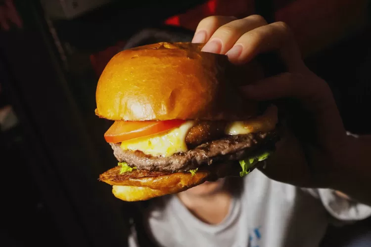 Ilustrasi. Di Jakarta, semakin banyak resto yang menjual burger dengan roti yang tebal, patty juicy, dan menu pendamping yang memuaskan. (Pexels/Nadin Sh)