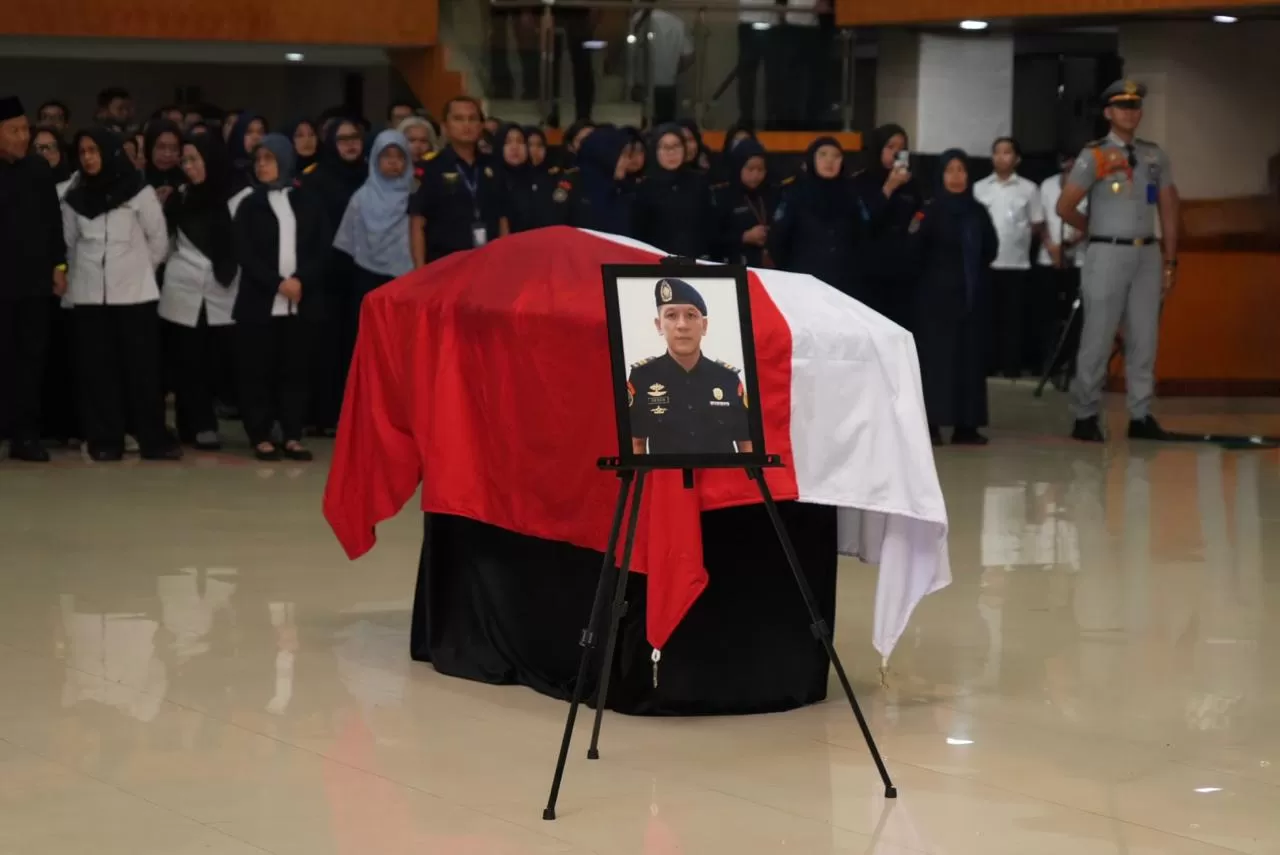 TASPEN menyerahkan manfaat THT dan JKK kepada ahli waris ASN yang menjadi korban kecelakaan pesawat ATR 42-500. (Dok. TASPEN)