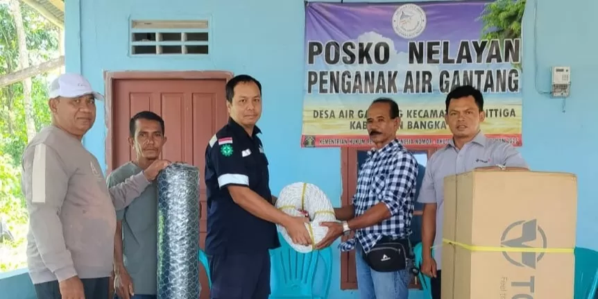 PT TIMAH menyalurkan bantuan alat tangkap untuk mendukung produktivitas nelayan Air Gantang.