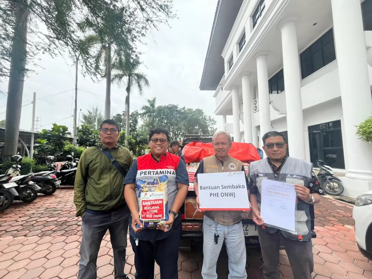 PHE ONWJ bersama PWI Karawang menyalurkan bantuan logistik bagi warga terdampak banjir di Karawang sebagai wujud tanggap darurat. (Dok. PHE ONWJ)