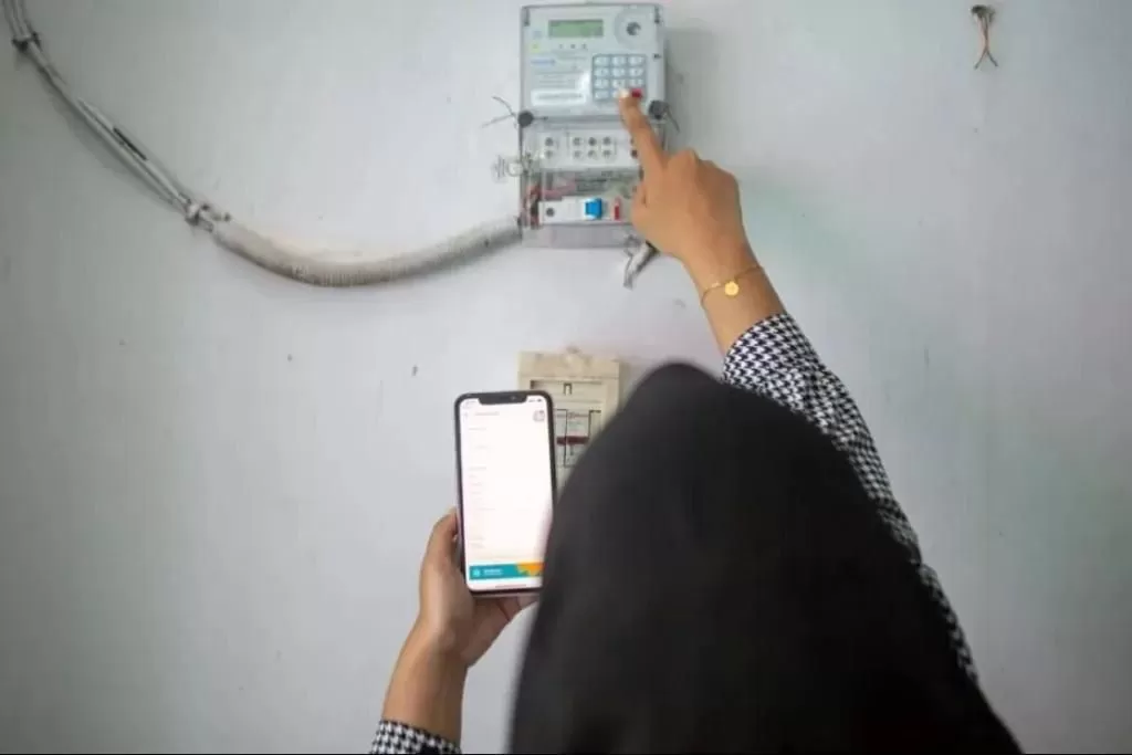Ilustrasi pelanggan listrik prabayar mengisi token listrik. Melalui PLN Mobile, pembelian token menjadi lebih mudah dan pelanggan dapat memantau dan mengatur pemakaian listrik sesuai kebutuhan. (Dok. PLN)