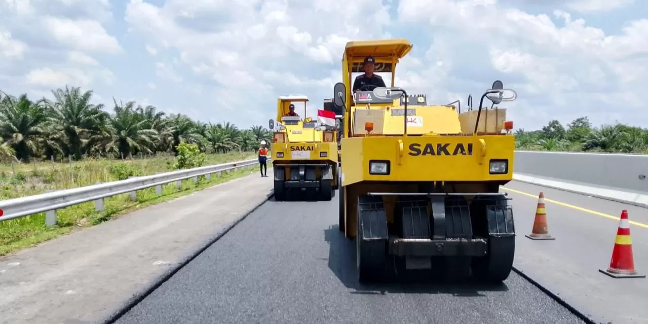 Pemeliharaan infrastruktur JTTS dilakukan dengan standar keselamatan dan pengaturan lalu lintas yang ketat.