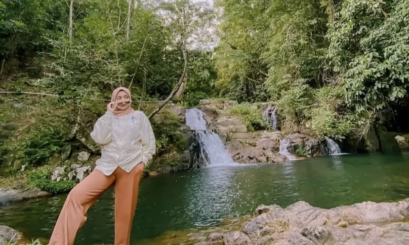 Pulau Jemaja punya cara sendiri untuk memikat wisatawan, salah satunya lewat Air Terjun Neraja.