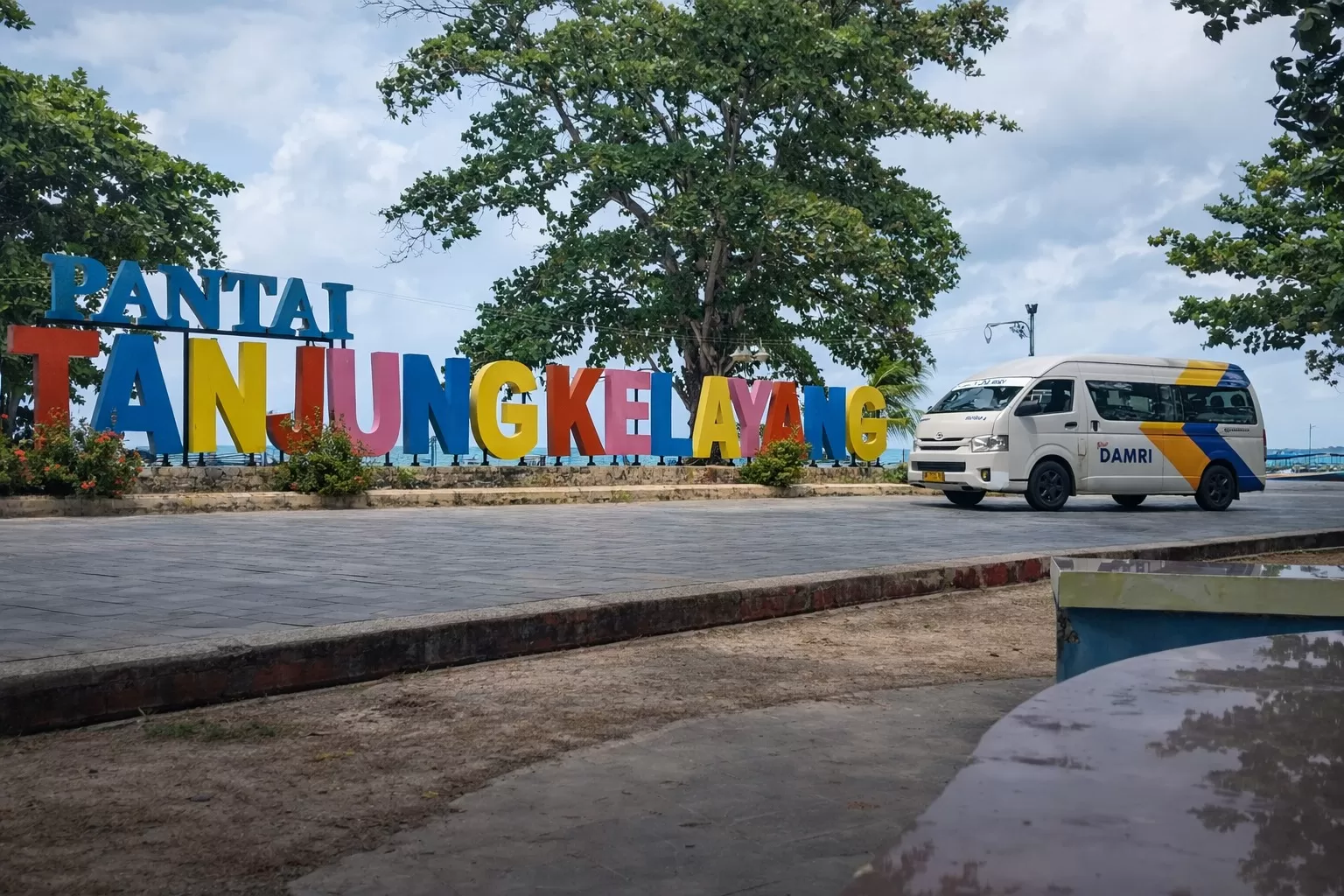 Melalui layanan DAMRI ini, masyarakat dapat menjangkau kota, danau, hingga pantai di Bangka Belitung dengan satu moda transportasi yang terintegrasi.   (DOK. DAMRI)
