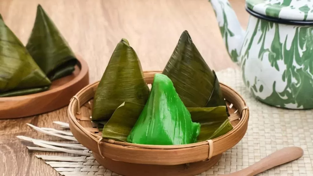 Sepintas rasa dan bahan baku kue mendut yang mudah ditemukan di Temanggung dan Kediri ini mirip klepon.   (nico.co.id)