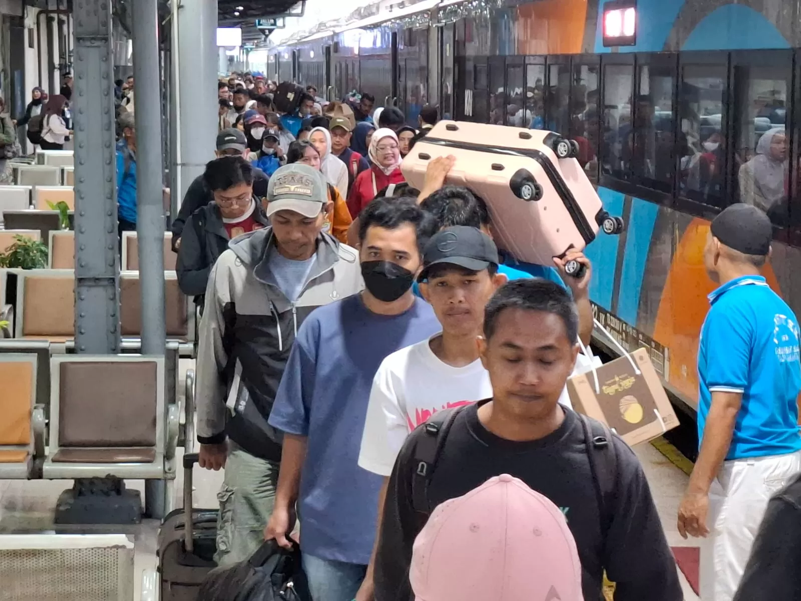 KAI punya aturan ukuran dan berat bagasi kabin yang wajib dipatuhi penumpang. Sebelum berangkat, cek dulu kopermu supaya perjalanan tetap lancar tanpa biaya tambahan. (kai.id)