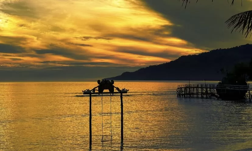Perjalanan panjang menuju Lamin Guntur Ecolodge terbayar dengan panorama laut lepas, pantai sunyi, dan nuansa budaya Dayak yang autentik.