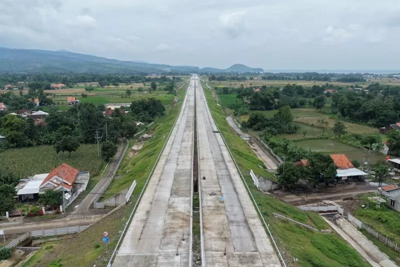 Jalan Tol Probolinggo&ndash;Banyuwangi (Probowangi) Paket 3 garapan WIKA, tercatat progres fisik di kisaran 85&ndash;90%, dengan capaian konstruksi mencapai 97,662% berdasarkan laporan akhir Januari 2026. (DOK. WIKA)