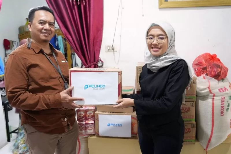 PT Pelindo Solusi Logistik (SPSL) menyalurkan bantuan kemanusiaan bagi masyarakat yang terdampak banjir di wilayah Jakarta Utara. (DOK. SPSL)
