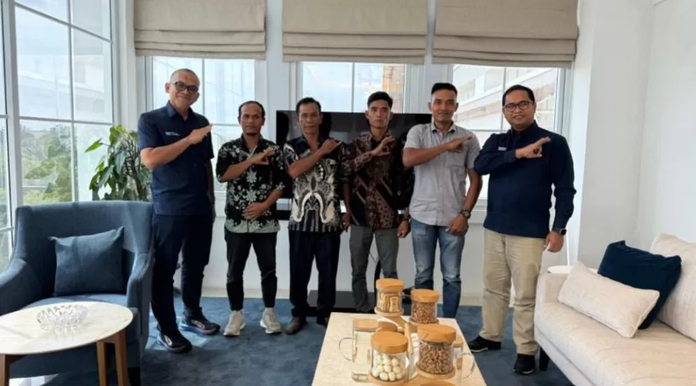 Kisah pemanen berprestasi PTPN IV Regional III Riau yang meraih pendapatan hingga Rp18 juta per bulan dengan motivasi keluarga dan apresiasi manajemen. (Dok. PTPN)