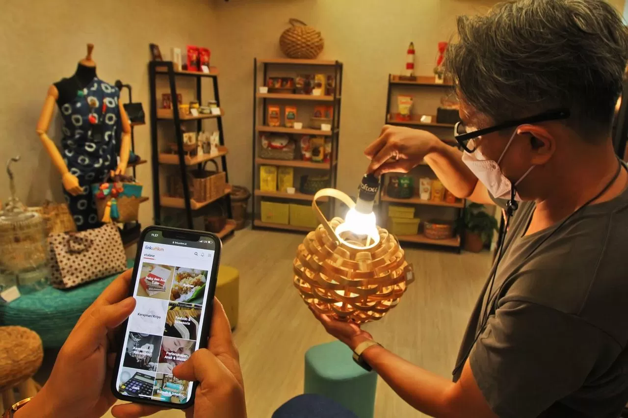 Platform LinkUMKM milik BRI memperkuat pendampingan digital UMKM agar naik kelas melalui pelatihan, promosi, dan legalitas usaha terintegrasi. (bri.co.id)