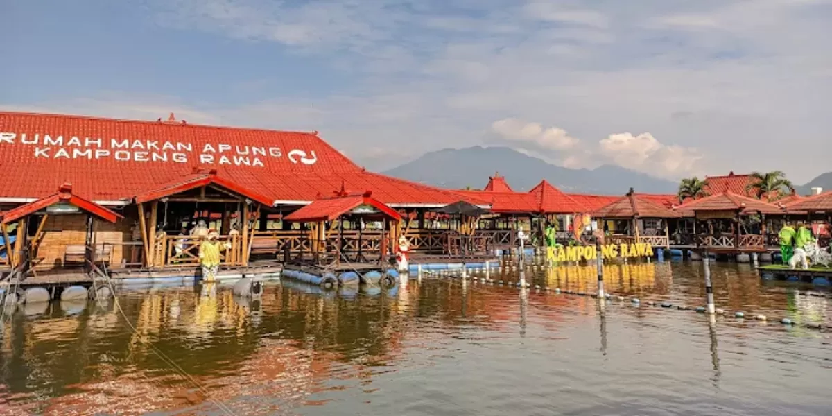 Di Kampoeng Rawa, Ambarawa, orang bisa menikmati kuliner lezat dan pemandangan indah Rawa Pening dan hamparan sawah hijau. (Google/Fahmi Fatah)