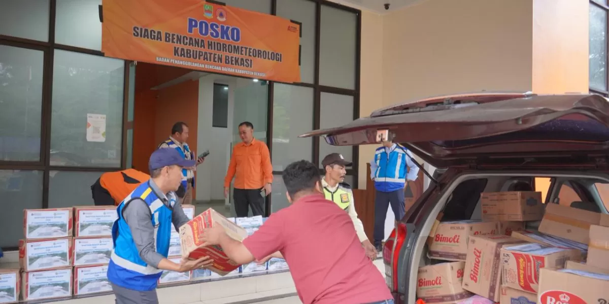 PT Jasamarga Transjawa Tol menyalurkan bantuan tanggap darurat bagi warga terdampak banjir di Bekasi sebagai wujud kepedulian dan komitmen sosial perusahaan. (Dok. JTT)