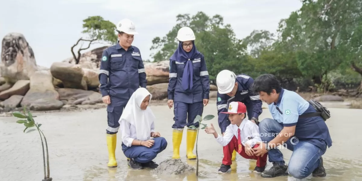 PT TIMAH Tbk libatkan pelajar Bangka dalam program penanaman mangrove sebagai edukasi lingkungan berkelanjutan dan upaya menjaga ekosistem pesisir. (Dok. PT Timah)