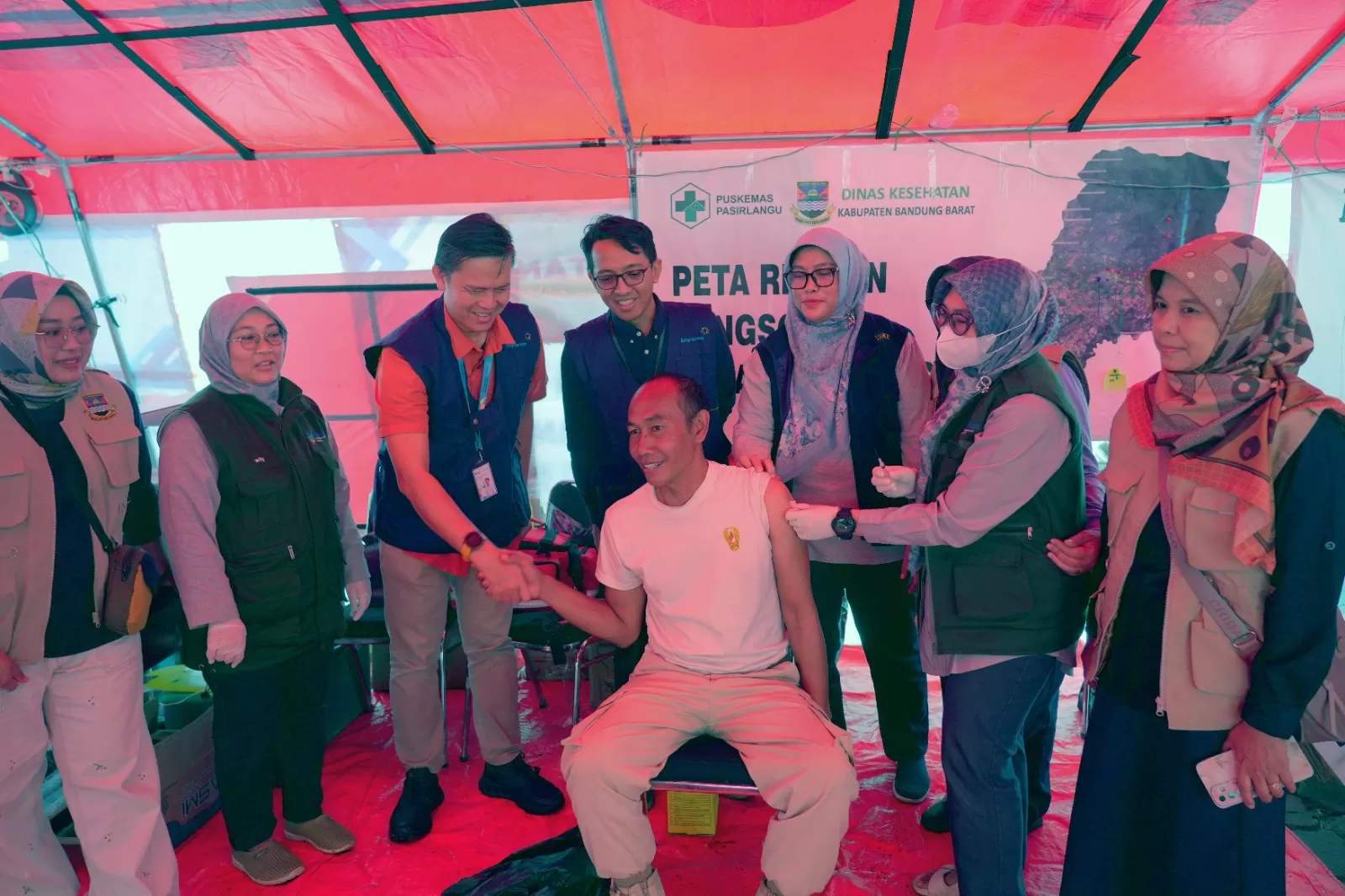 Bio Farma menyalurkan vaksin tetanus dan bantuan logistik bagi korban serta relawan longsor Pasirlangu, Bandung Barat. (Dok. Bio Farma)