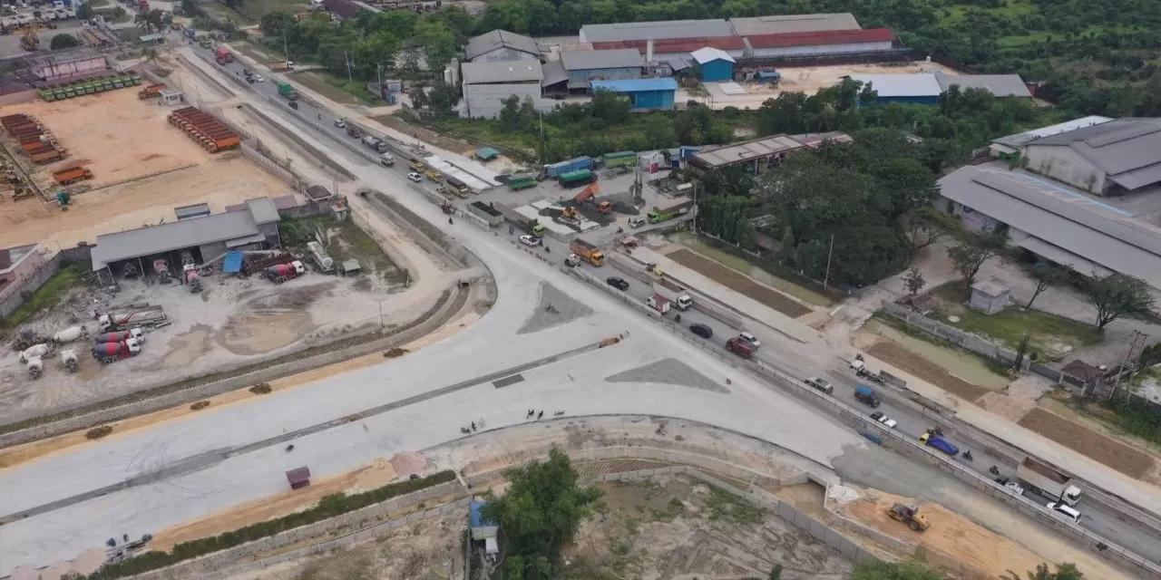 Hutama Karya pastikan pengguna Jalan Lintas Sumatera tetap bisa melintas aman selama pekerjaan berlangsung.