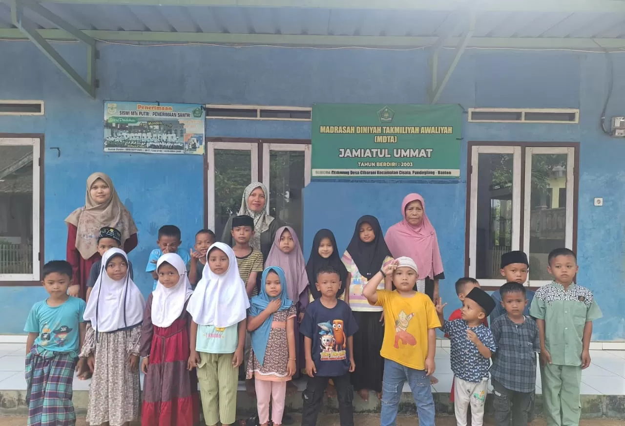 Kisah ibu guru MDTA binaan PNM di Serang yang tetap mengabdi dengan tulus sambil membangun kemandirian ekonomi keluarga. (pnm.co.id)