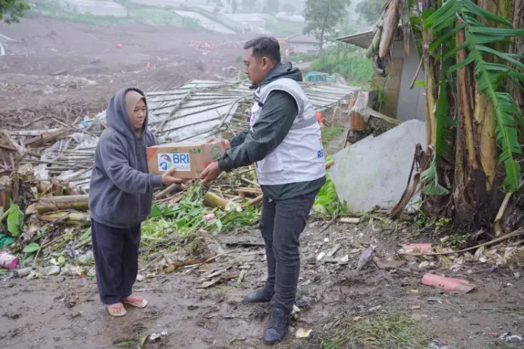 BRI Peduli menyalurkan bantuan tanggap bencana bagi warga terdampak Bencana banjir dan longsor melanda Desa Pasirlangu, Kecamatan Cisarua, Kabupaten Bandung Barat, Jawa Barat (24/1/2025). (DOK. BRI)