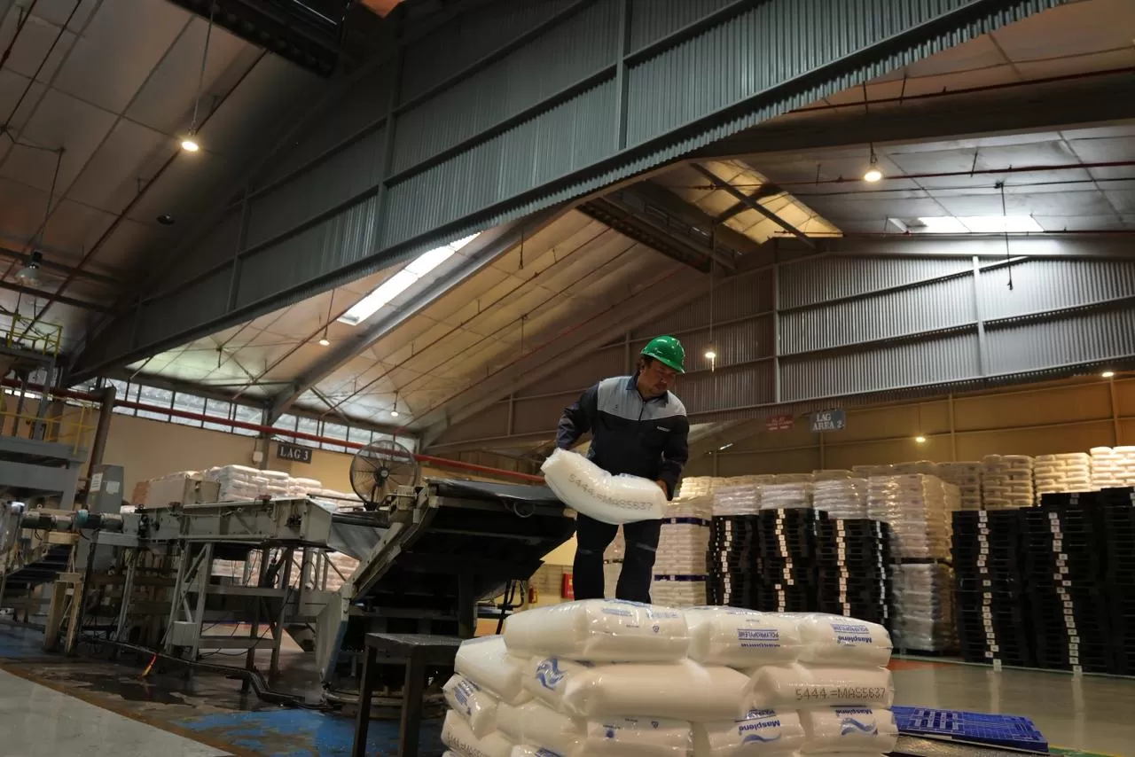 Polytama Propindo, afiliasi Pertamina, memproduksi polypropylene sebagai bahan baku utama berbagai industri dalam negeri. Pertamina Group perkuat hilirisasi petrokimia lewat sinergi pasokan propylene. (Dok. Pertamina)