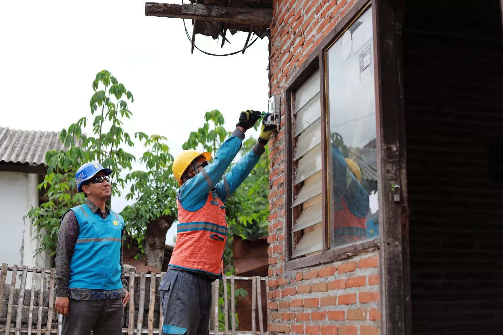 Petugas PLN sedang melayani pelanggan rumah tangga di Desa Bukur, Kecamatan Sumbergempol, Kabupaten Tulungagung. Hadirnya listrik andal dapat menggerakkan perekonomian dan meningkatkan taraf hidup. (Dok. PLN)