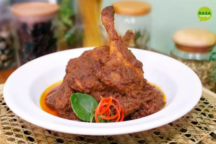 Meskipun daging itik terkenal keras tetapi pengolahannya yang khusus membuat rendang itiak empuk.  (rasasayange.co.id)