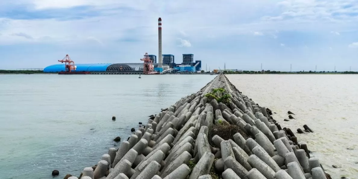 qqPemanfaatan Fly Ash Bottom Ash (FABA) dari Pembangkit Listrik Tenaga Uap (PLTU) Indramayu untuk tetrapod yang berfungsi mencegah terjadinya abrasi dan memperkuat struktur pantai.