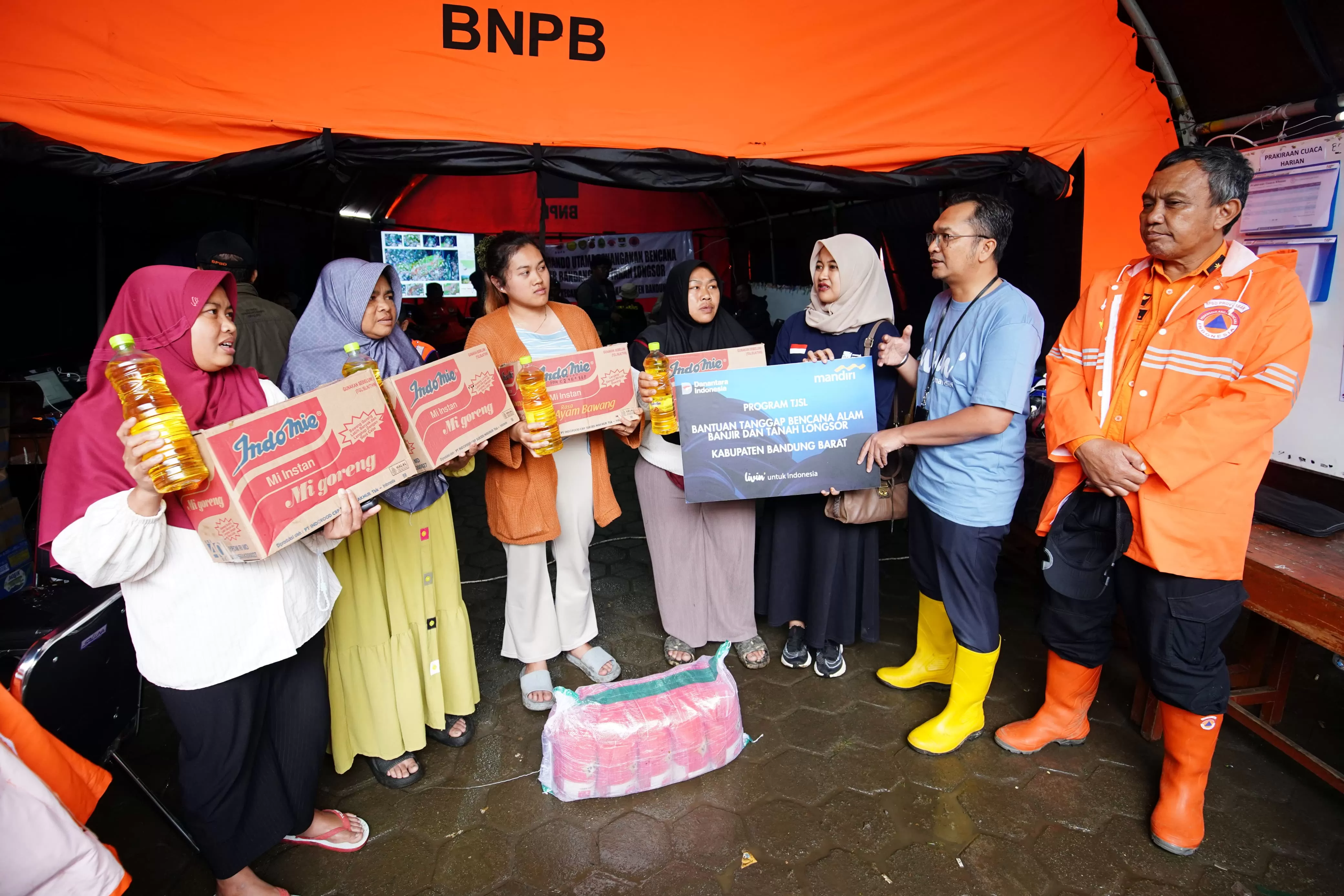Bank Mandiri bergerak cepat menyalurkan bantuan kemanusiaan bagi warga terdampak longsor di Bandung Barat melalui sinergi relawan dan BPBD. (Dok. Bank Mandiri)