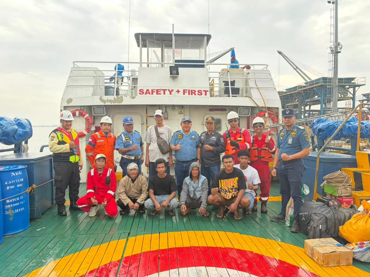 Kapal CB Cast Marine 3 milik PHE WMO berhasil mengevakuasi enam ABK KLM Sejarah Tirta Abadi yang mengalami kebocoran di perairan Gresik. (Dok. PHE WMO)