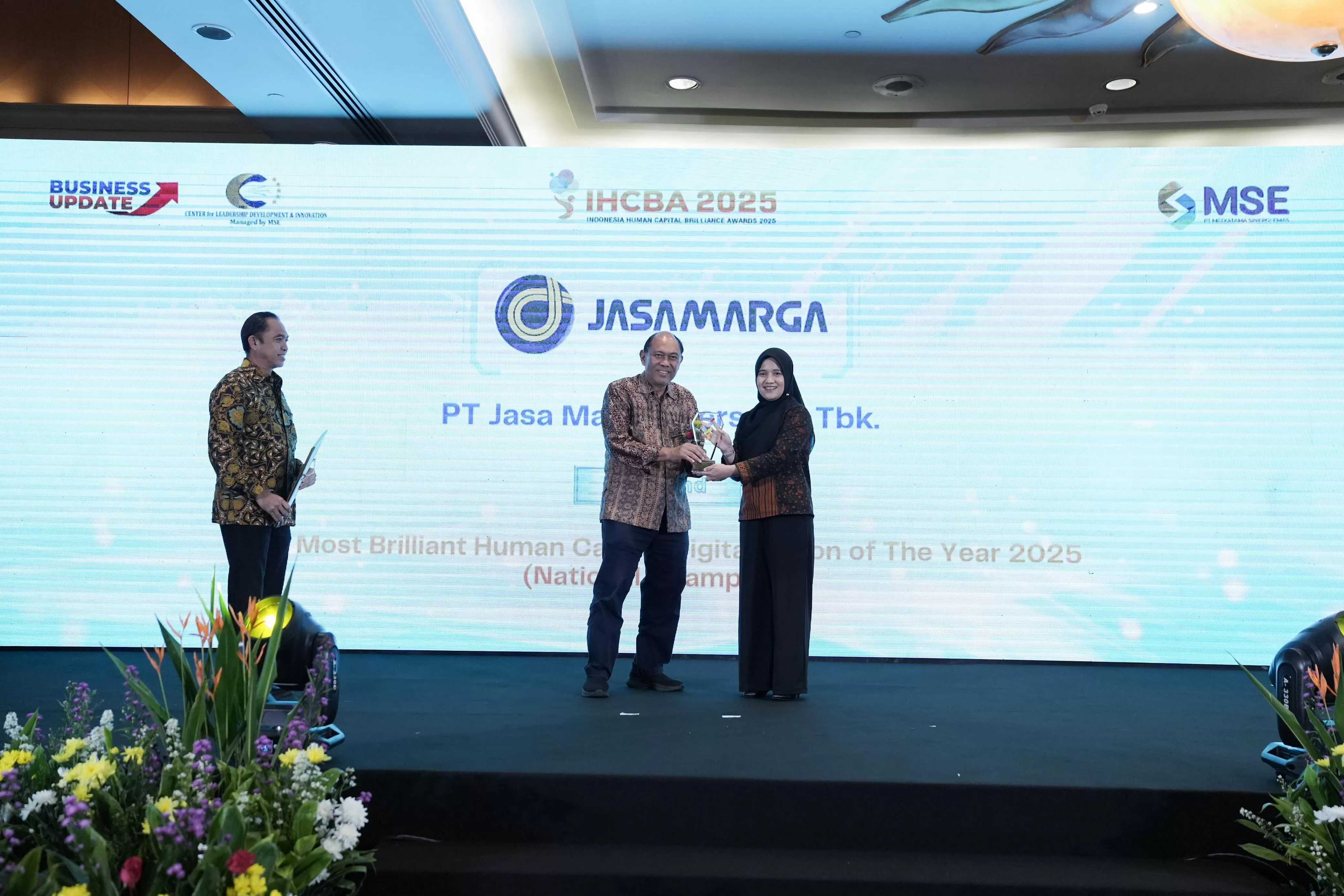 Jasa Marga meraih dua penghargaan IHCBA 2025 berkat transformasi Human Capital berbasis digital dan AI yang terintegrasi dan inovatif. (jasamarga.com)