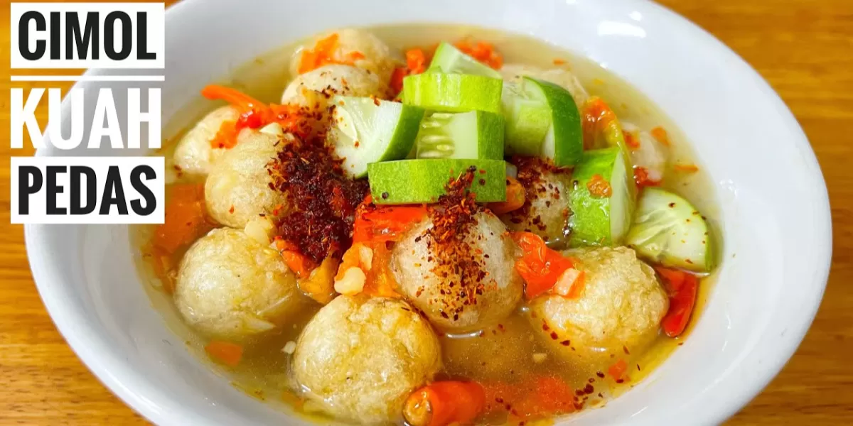 Cimol yang sudah digoreng dituangkan kuah. Tampilannya sekilas jadi mirip bakso kuah. (Youtube/@IkaMardatillah)