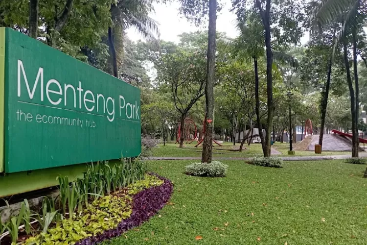 Taman Menteng Bintaro yang seluas 1,3 hektare ini merupakan ruang publik hijau dengan pepohonan yang rimbun.   (Google/Abu Hashifah)