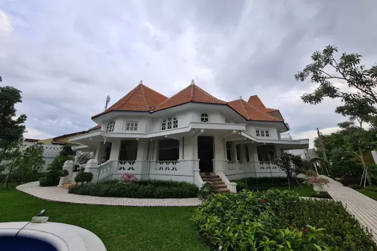 Rumah tua yang kini menjadi Omah Lowo ini umurnya sudah lebih dari 100 tahun dan dulunya rumah orang Belanda. (Google/Divan Fernandes Lienardi)
