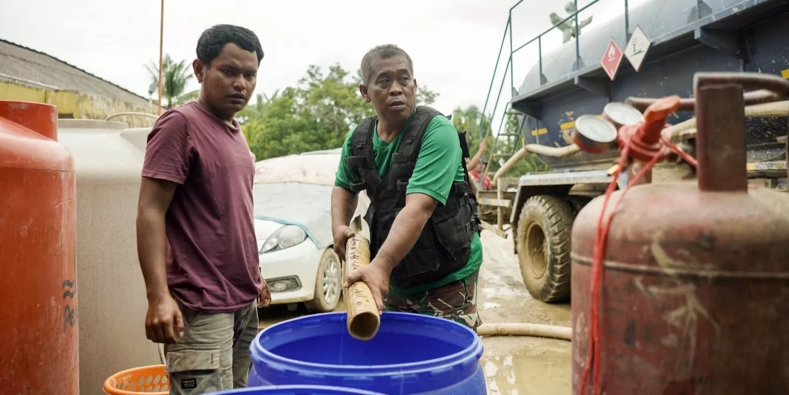 Petugas Pertamina EP Rantau Fieldn bagian Pertamina Hulu Rokan (PHR) Zona 1 mendistribusikan air bersih dan bantuan kemanusiaan di puluhan desa.