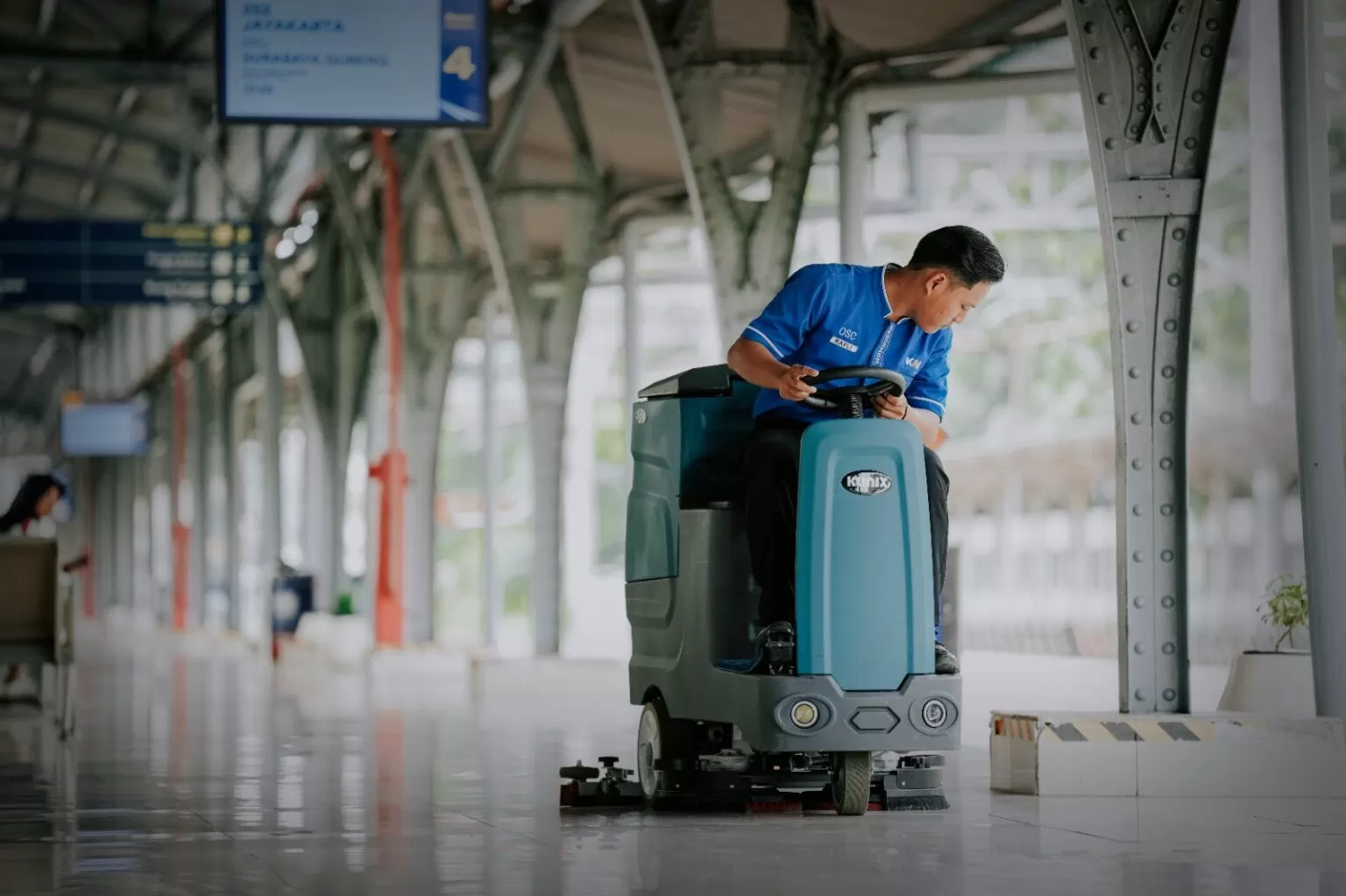 Mesin Ride On Scrubber yang menjadi andalan Resclean by KAI Services untuk membersihkan lantai area stasiun yang luas dengan cepat dan efisien. (DOK. KAI Services)