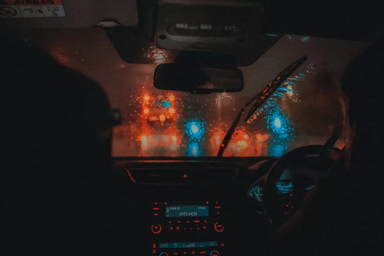 Ilustrasi. Hujan deras bisa menjadi masalah saat sedang mengendarai mobil di tol, terlebih di malam hari. (Pexels/Nathan J Hilton)