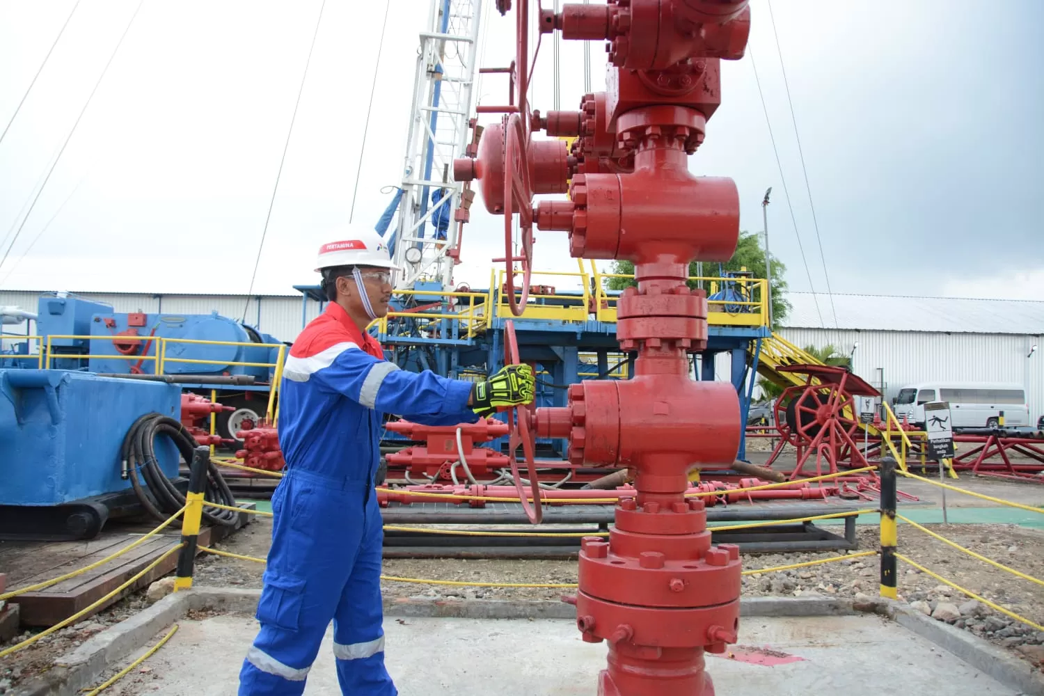 Pertamina Drilling meraih Penghargaan HSSE Mitra Kerja 2025 dari PHI Regional 3 atas komitmen keselamatan pada operasi berisiko tinggi. (Dok. Pertamina Drilling)