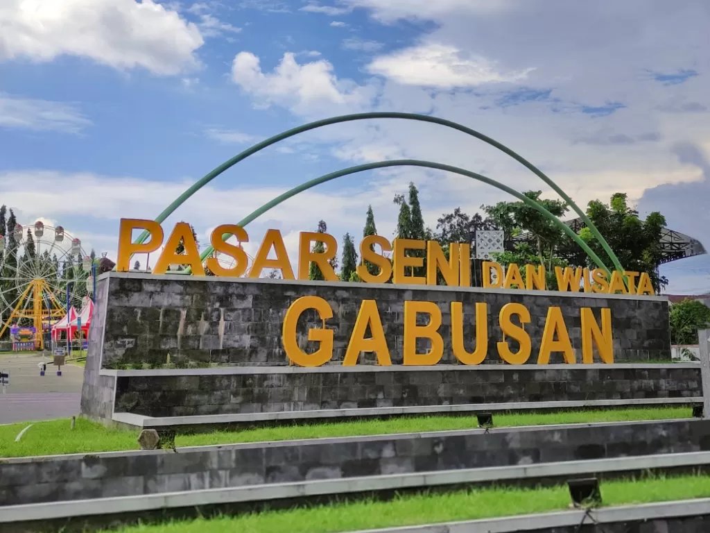 Penanda besar pintu masuk Pasar Seni Gabusan, Bantul, Yogyakarta. (jogjaindotrans.com)