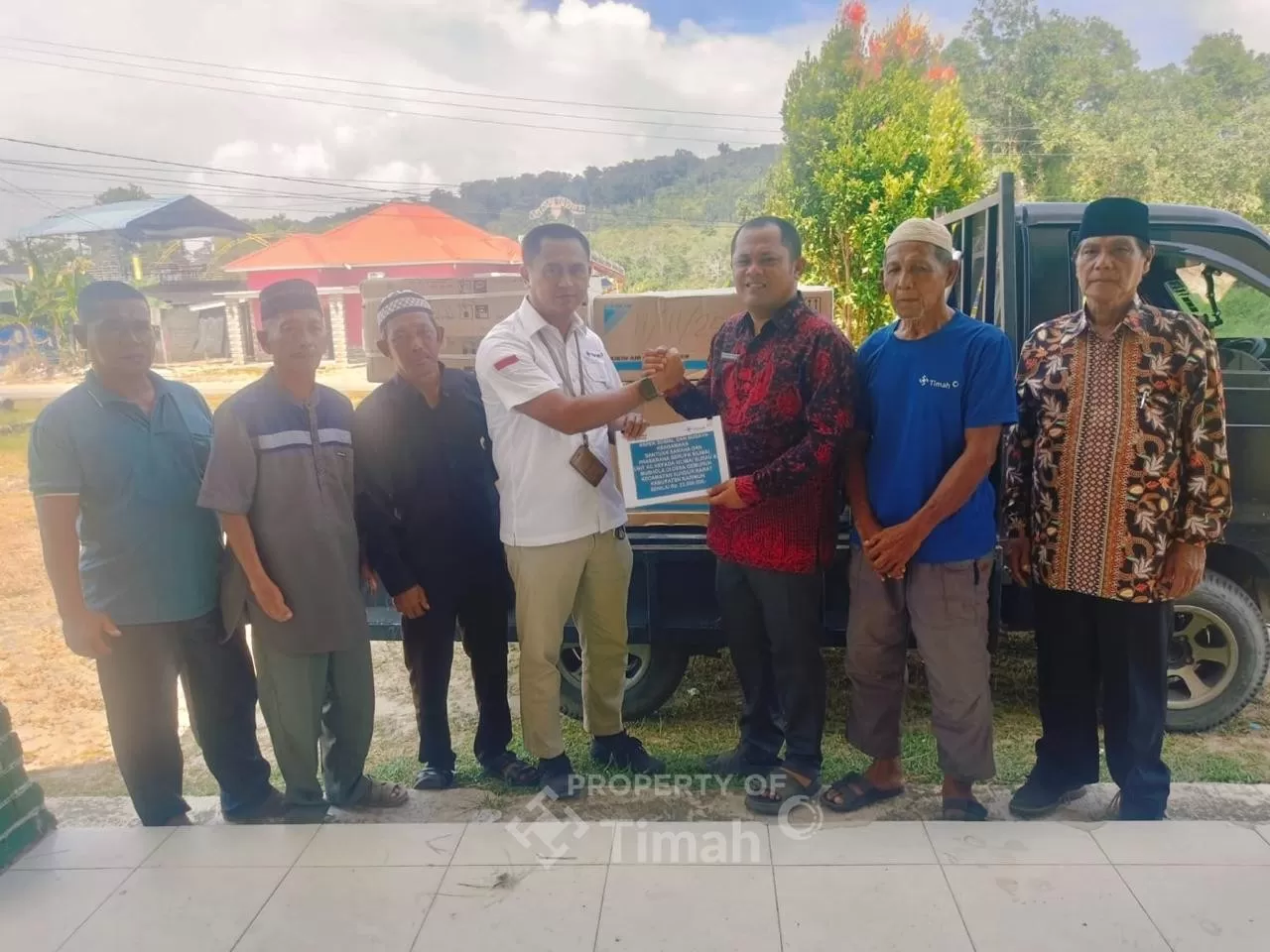 Melalui program CSR, perusahaan menyalurkan bantuan pendingin ruangan untuk lima musala di Desa Gemuruh agar aktivitas ibadah dapat berlangsung lebih nyaman dan khusyuk.