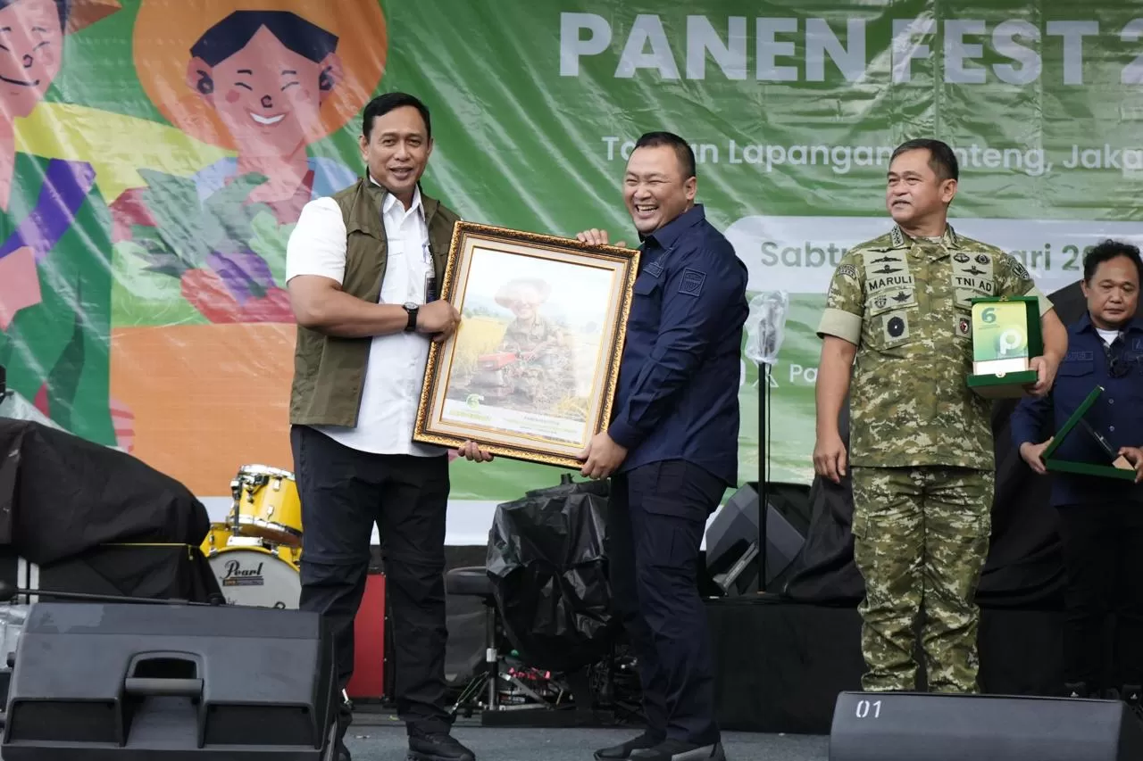 Panen News menganugerahkan Insan Inspiratif Pangan kepada Dirut BULOG dalam ajang Panen Fest 2026. (Dok. BULOG)