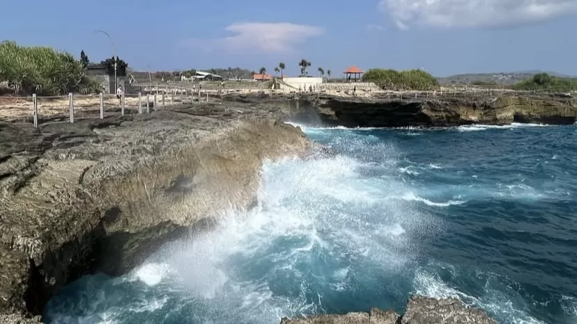 Devil&rsquo;s Tears Nusa Lembongan menghadirkan pertunjukan alam yang liar dan indah.