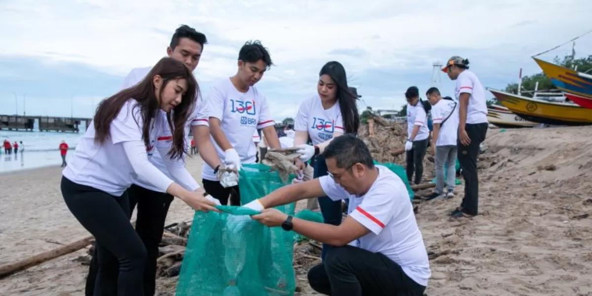 BRI Peduli gelar aksi bersih Pantai Kedonganan Bali untuk dukung Gerakan Indonesia ASRI, libatkan ratusan relawan dan kumpulkan ratusan kilogram sampah. (Dok. BRI)