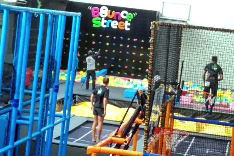 Area permainan trampoline dan lain-lain di Bounce Street Asia. (Google/Dia Diyas)